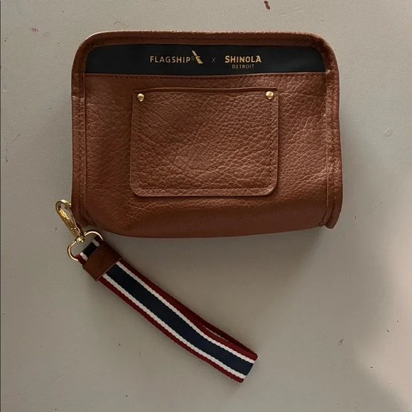 Shinola NWOT Tan Leather Wristlet with Gold Accents - Picture 1 of 5